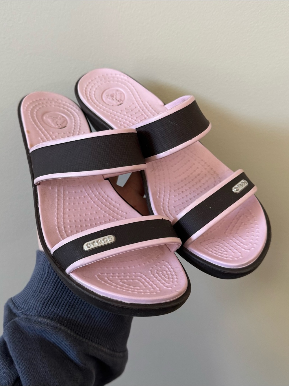 CROCS brown/baby pink small wedge slip on sandals - 6 Women’s 💜